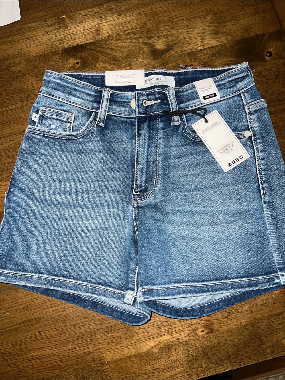 JUDY BLUE Light Wash Mid Rise Contrast Wash Destroy Shorts Size Small NEW
